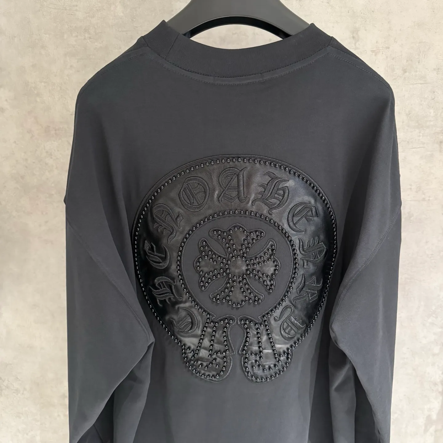 🅿️350 [Strict quality control] CH Croixin's new long-sleeved sweatshirt T-shirt. Heavy 420g double yarn fabric. Beaded and embroidered on the front. Wash the whole garment twice. Frayed and torn on all four sides. Heavy fabric. The neckline is made of icy Salona. Loose fit. Deep, wide and stylish. No deformation or shrinkage. Color: 3 colors, black, white and gray. Size: M-2xl
